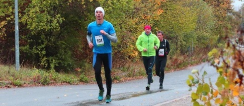 Sychravý Podzimní půlmaraton VAŠÍ LIGY 2018 ovládli Santiago Berenguer a Lujza Sláviková Sychravý Podzimní půlmaraton VAŠÍ LIGY 2018 ovládli Santiago Berenguer a Lujza Sláviková