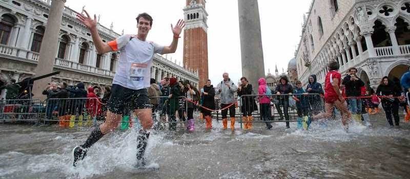 Maratonci v Benátkách kvůli extrémnímu počasí bojovali s vodou až po kotníky! Nejrychlejší doběhl za 2:13 + VIDEO Maratonci v Benátkách kvůli extrémnímu počasí bojovali s vodou až po kotníky! Nejrychlejší doběhl za 2:13 + VIDEO