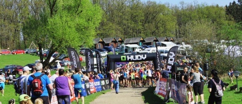 Na start Hruboskalského půlmaratonu se postavilo 500 běžců a běžkyň. Prvenství vybojovali Maceček a Schorná! Na start Hruboskalského půlmaratonu se postavilo 500 běžců a běžkyň. Prvenství vybojovali Maceček a Schorná!