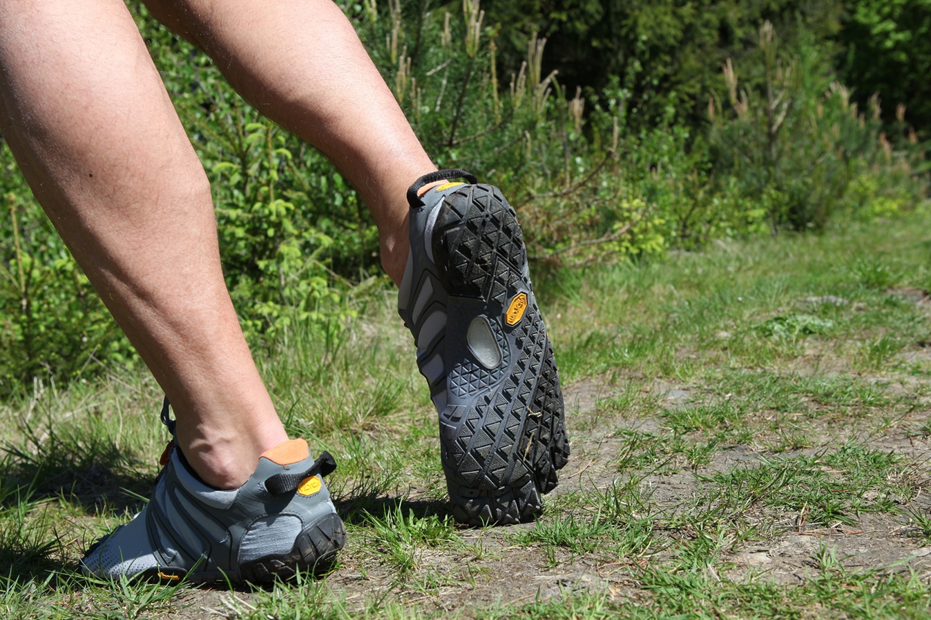 Vibram FiveFingers V-Trail: poutko u paty vám pomůže snadněji si boty nazout