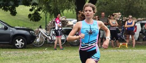 TEODORA CHVALOVÁ – všestranná běžkyně od dráhy po půlmaratony, která má za sebou i triatlon: &#8222;Závody se snažím si hlavně užít a vyčistit si hlavu!&#8220;