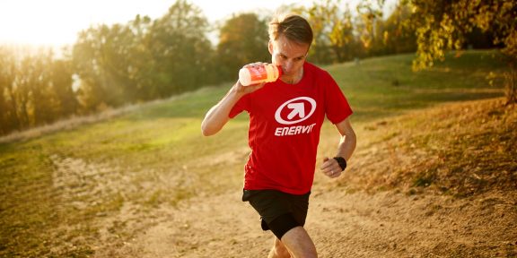 Stačí pít při (ultra)maratonu vodu? Aneb co vše je nutné během výkonu doplňovat
