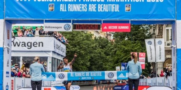 Volkswagen Maraton Praha 2019: Salpeter vylepšila rekord závodu o dvě minuty! Dazza urval soupeře drtivým finišem. Mistrovské tituly pro Pavlištu a Pastorovou!