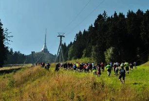 Drsný terén Ještědu zdolala téměř stovka závodníků - nejlepší Drtičové byli Jindra a Kocumová