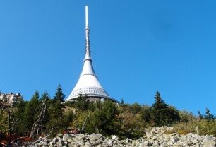 Vichr zaduje nad Ještědem. Komu zatlačí do zad?