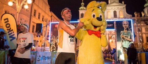 Noční běžecký závod Night Run rozzářil centrum jihočeské metropole, na desítce zazářili Srb a Grabmüllerová