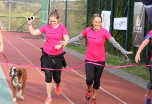 Jedna z předávek štafety NoMen Run bude letos na hradě Pernštejn
