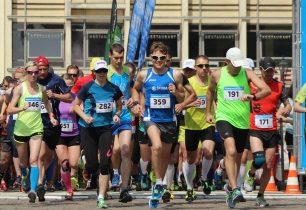 Na ŠKODA FIT půlmaratonu v Plzni dominovali Přemysl Švarc a Petra Kavijová + FOTKY ZÁVODNÍKŮ ZDARMA KE STAŽENÍ