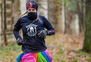 Překážkové závody ARMY RUN zvládají i „slečinky“, často válcují chlapy