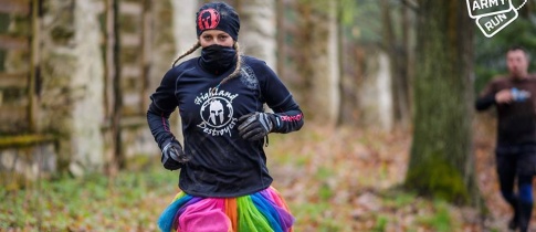 Překážkové závody ARMY RUN zvládají i „slečinky“, často válcují chlapy