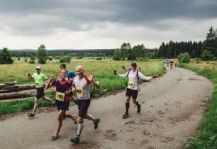Na delší trati závodu Běhej Lesy Brdy zazářili Hochmut a Kacířová + FOTKY ZÁVODNÍKŮ KE STAŽENÍ