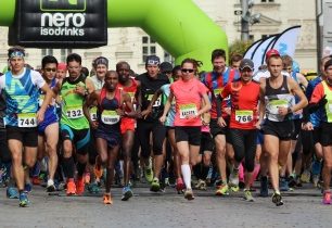 Členové BENEDEK teamu Joel Maina Mwangi a Teresa Kwamboka vyhráli ČEZ Plzeňský půlmaraton. Z našich běžců nejrychleji Tomáš Eisner a Petra Šmákalová. + FOTKY ZÁVODNÍKŮ KE STAŽENÍ