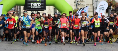 Členové BENEDEK teamu Joel Maina Mwangi a Teresa Kwamboka vyhráli ČEZ Plzeňský půlmaraton. Z našich běžců nejrychleji Tomáš Eisner a Petra Šmákalová. + FOTKY ZÁVODNÍKŮ KE STAŽENÍ