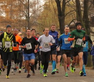 Desítku na posledním závodě Pražské běžecké tour Vaší Ligy 2016 ovládli Vokrouhlík a Davídková