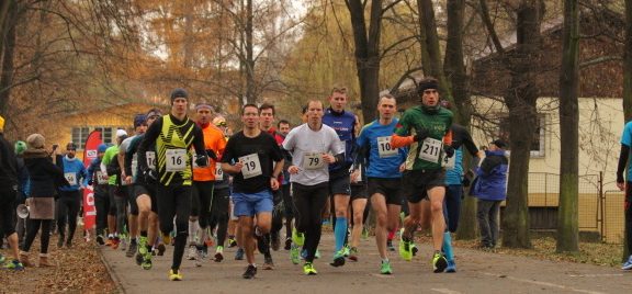 Desítku na posledním závodě Pražské běžecké tour Vaší Ligy 2016 ovládli Vokrouhlík a Davídková