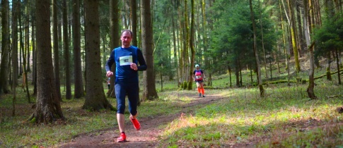 Jarní půlmaraton Rychnov nad Kněžnou premiérově na jedničku. Nejrychleji běželi David Pecina a Jana Mikešová. + FOTOGRAFIE ZÁVODNÍKŮ ZDARMA KE STAŽENÍ