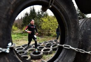 ARMY RUN na Hluboké gradoval bahnem a shyby těsně před cílem. S tratí si nejlépe poradili Jiří Vacík a Petra Veselá.