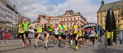 Brněnský půlmaraton má nové vítěze! O rekordní časy se zasloužili Jiří Čípa a Maďarka Tunde Szabo.