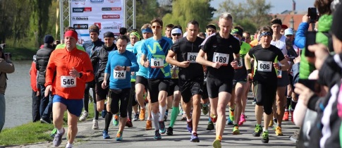 Nymburský půlmaraton nejrychleji zvládli Viktor Podškubka a Hana Hanzlová + FOTKY ZÁVODNÍKŮ ZDARMA KE STAŽENÍ