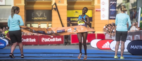 Mattoni 1/2Maraton České Budějovice ovládli Keňané, vítězka zaběhla rekord závodu. Z našich nejlépe Sekyrová a Pechek.