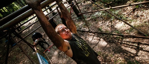 Brutální překážky, pojídání kobylek a úžasné emoce provázely ARMY RUN ve Vyškově. V cíli tratě General nejrychleji Hynek a Veselá.