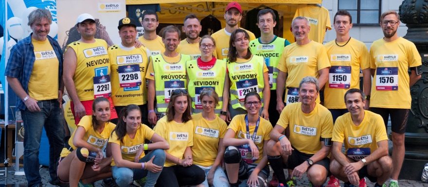 556 lidí znovu vidí; i díky nevidomým běžcům