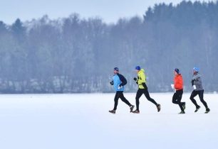 Třetí ročník Lipno Ice Marathonu byl opět jedinečný. Nejrychlejším běžcem na maratonské trati byl Jan Francke!