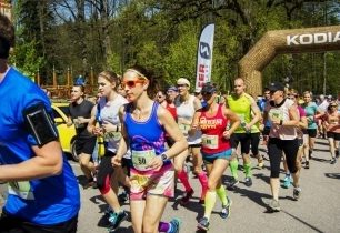 Jarní půlmaraton u Rychnova nad Kněžnou přilákal 300 běžců, nejrychleji běželi Jiří Miřejovský a Barbora Nováková!