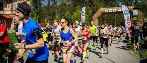Jarní půlmaraton u Rychnova nad Kněžnou přilákal 300 běžců, nejrychleji běželi Jiří Miřejovský a Barbora Nováková!