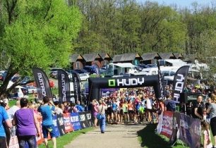 Na start Hruboskalského půlmaratonu se postavilo 500 běžců a běžkyň. Prvenství vybojovali Maceček a Schorná!