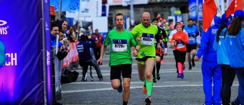 O2 Pražská štafeta 2018: Přijďte si užít pohodový den vyplněný sportem. Závod také roztančí hudební kapely!