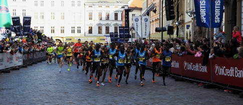 Kiprop a Gudetaová ovládli půlmaraton v Olomouci, Homoláč a Eva Vrabcová Nývltová nejlepší mezi českými závodníky