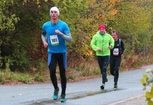Sychravý Podzimní půlmaraton VAŠÍ LIGY 2018 ovládli Santiago Berenguer a Lujza Sláviková