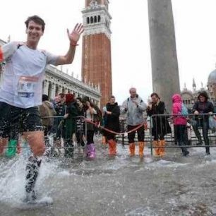 Maratonci v Benátkách kvůli extrémnímu počasí bojovali s vodou až po kotníky! Nejrychlejší doběhl za 2:13 + VIDEO