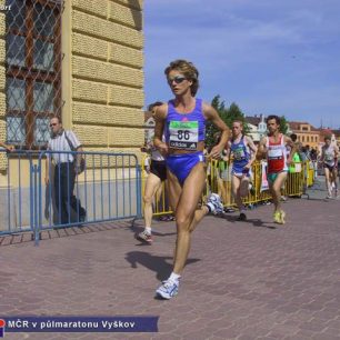 Alena Peterková při půlmaratonu ve Vyškově 2001