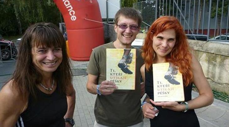 Tereza (úplně vpravo) po doběhu do cíle Brněnského masakru – ultratrailu na 63 km