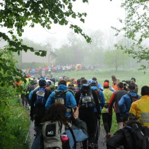 Šňůra běžců těsně po startu Hyundai Perun SkyMaratonu (autor: Střední polygrafická škola Český Těšín)