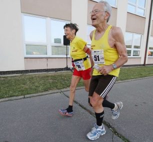 MUM bývá každoročně velkou příležitostí setkání s legendami. Na snímku Dana Orálka dobíhá k cíli jedné z loňských etap Sigrid Eichner spolu s dalším maratonským rekordmanem Železným Meyerem (Hans-Joachim Meyer, nar. 1939) - autor Daniel Orálek