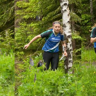 I takový je orientační běh. Jana Knapová padá při seběhu na diváckou kontrolu (foto: Petr Kadeřávek)