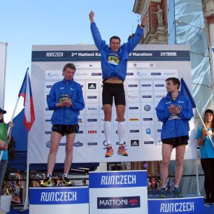Radost z vítězství na půlmaratonu v Karlových Varech 🙂 (foto: archiv Ondřeje Fejfara)
