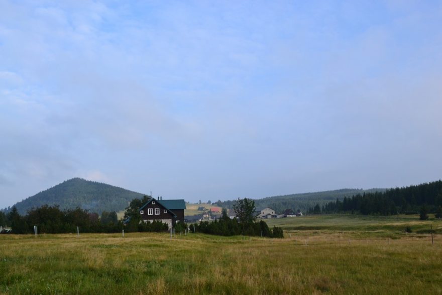 Osada Jizerka s vrchem Bukovcem