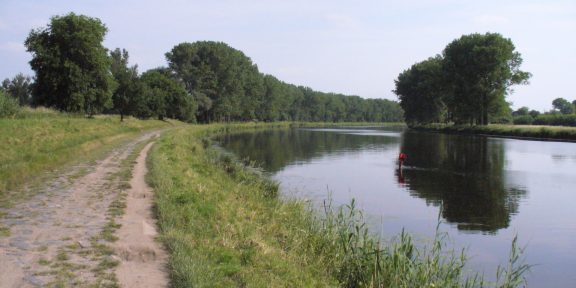 Běžecká trasa podél toku Labe z Kostelce do Neratovic a po druhém břehu zpět