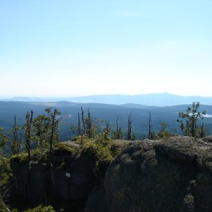 výhled na jihozápadní část Jizerských hor - přehradu Černá Nisa, Liberec a v dáli Ještěd