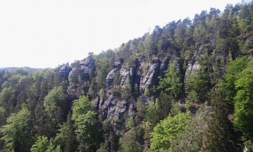 Jeden z mnoha výhledů na skalní útvary charakteristické pro tento region