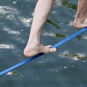 Slackline se dá provozovat i nad vodou, což v létě určitě oceníte