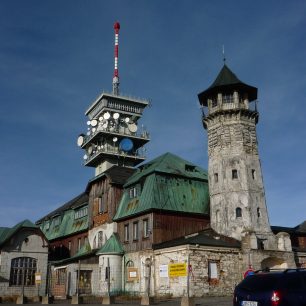 hotel s rozhlednou a televizní věží na vrcholu Klínovce