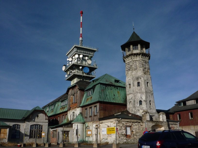 hotel s rozhlednou a televizní věží na vrcholu Klínovce