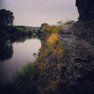 Kazín - úsek po skalní stezce nad vodou