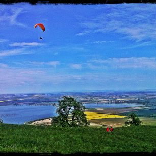 Paraglidista nad vodní nádrží Nové Mlýny z rozcestníku Děvín