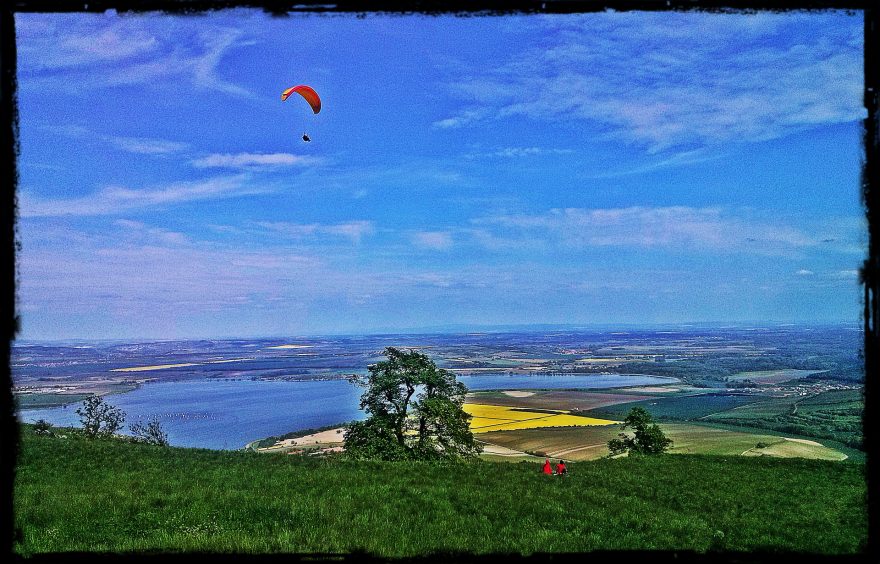 Paraglidista nad vodní nádrží Nové Mlýny z rozcestníku Děvín